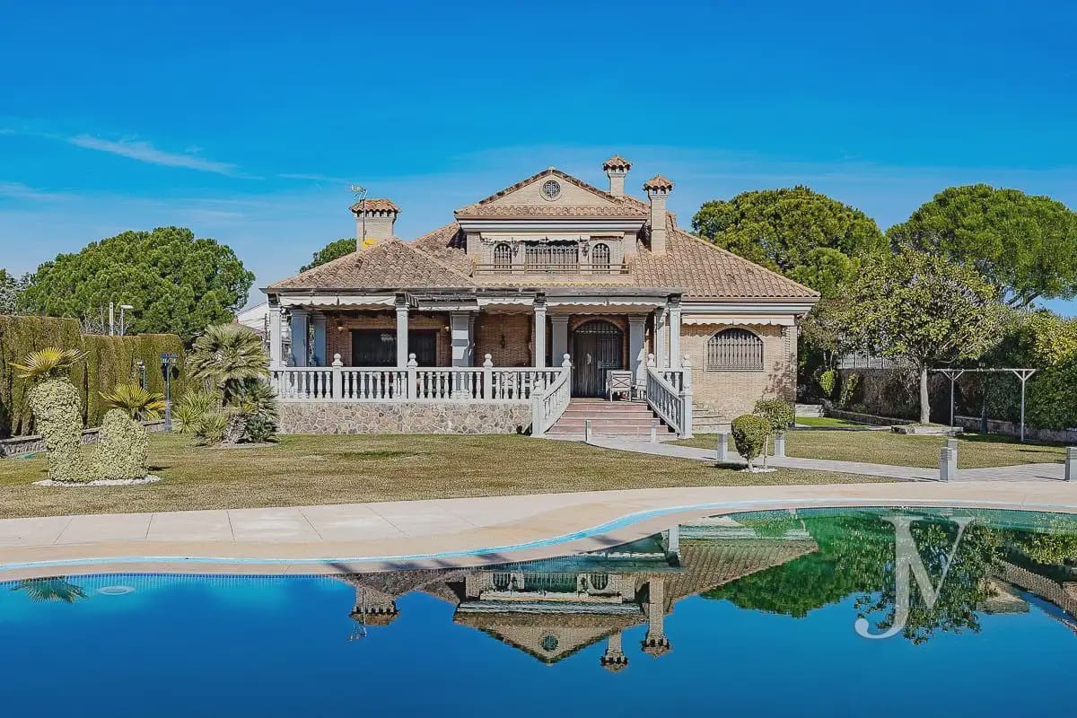 6 bedroom Villa for sale in El Casar with pool garage - € 1,600,000 (Ref: 9965641)