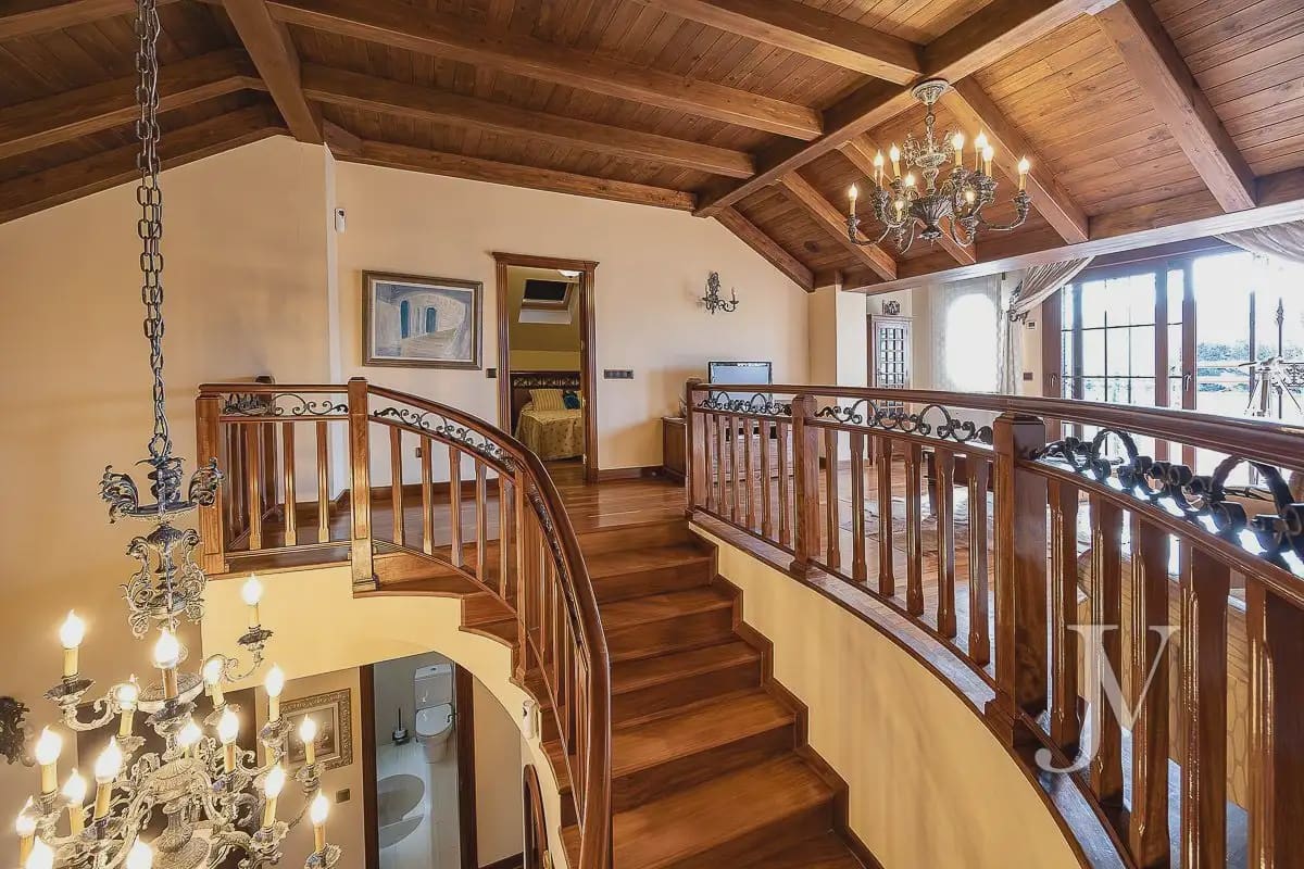 6 bedroom Villa for sale in El Casar with pool garage - € 1,600,000 (Ref: 9965641)