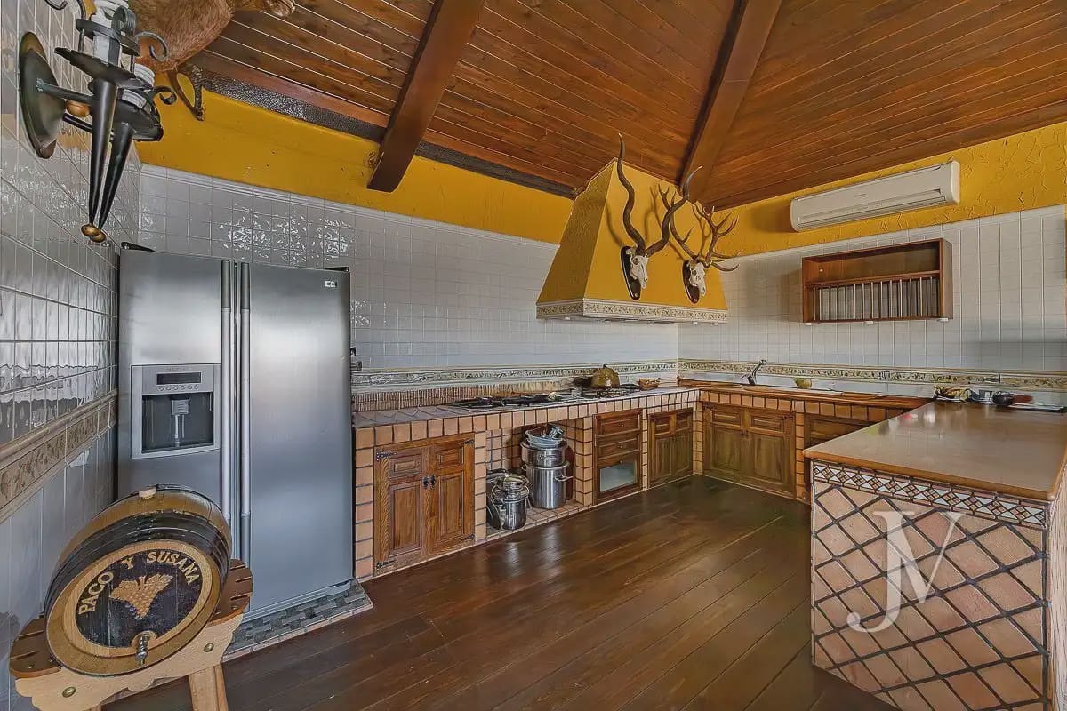 6 bedroom Villa for sale in El Casar with pool garage - € 1,600,000 (Ref: 9965641)