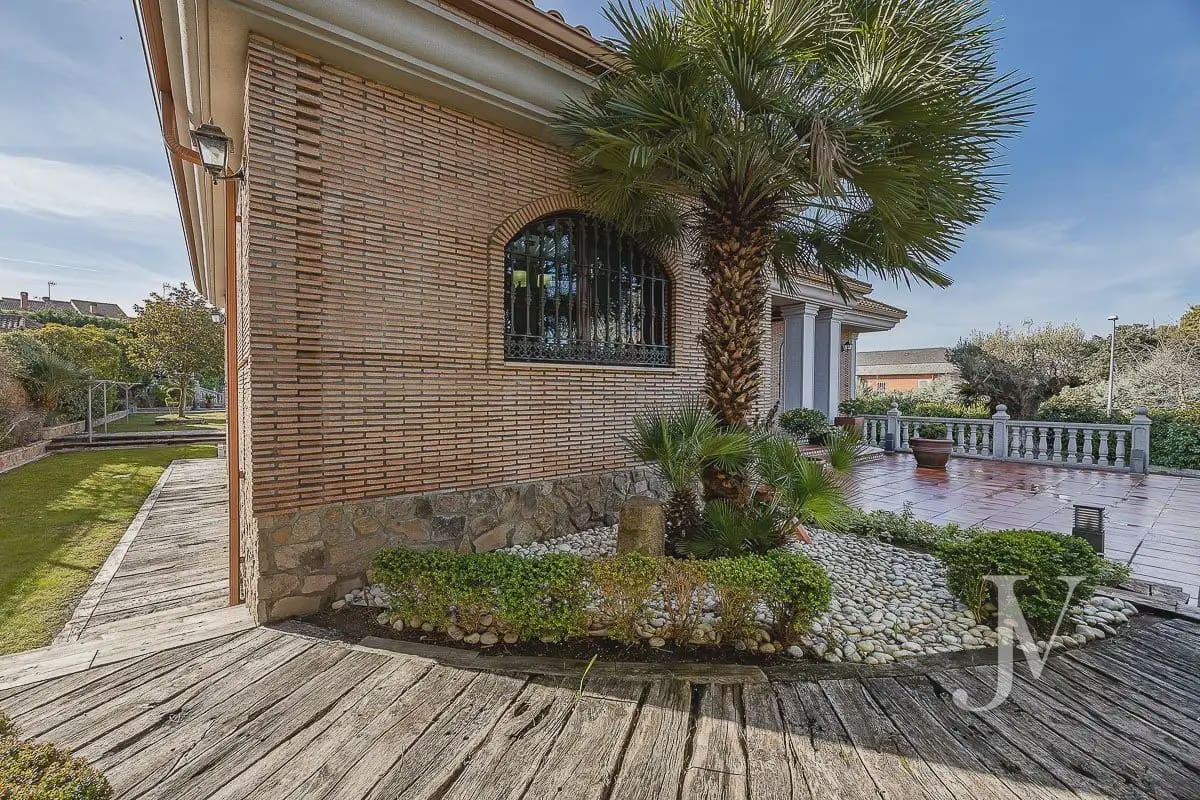 6 bedroom Villa for sale in El Casar with pool garage - € 1,600,000 (Ref: 9965641)
