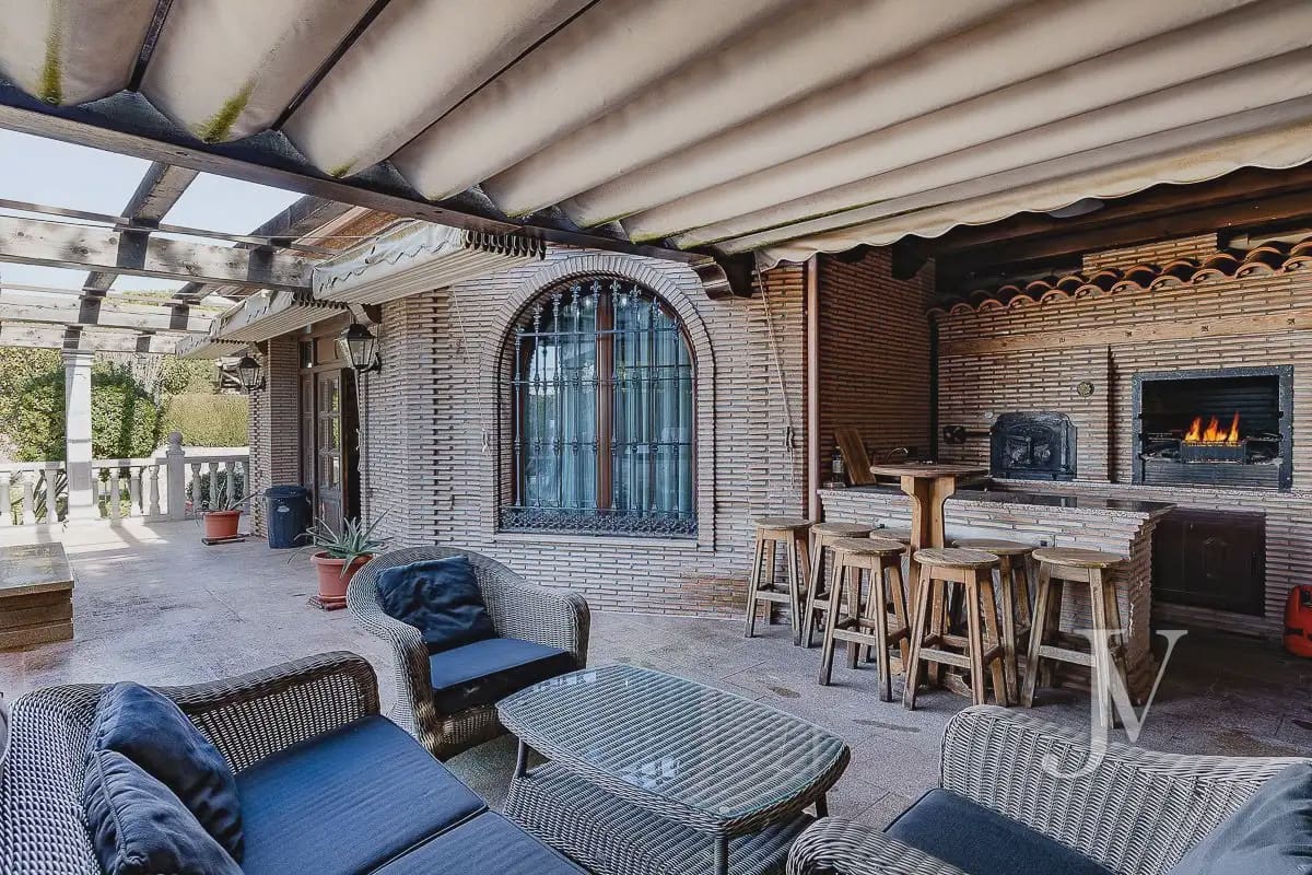 6 bedroom Villa for sale in El Casar with pool garage - € 1,600,000 (Ref: 9965641)