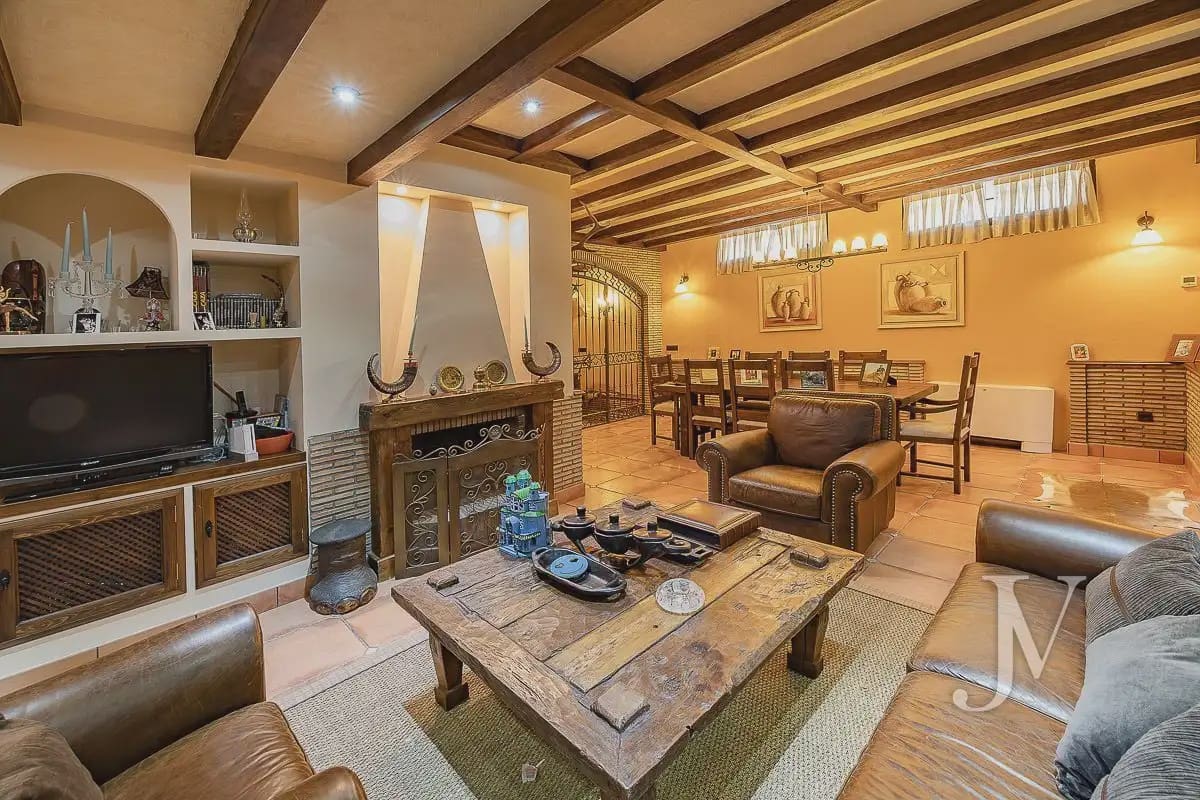 6 bedroom Villa for sale in El Casar with pool garage - € 1,600,000 (Ref: 9965641)