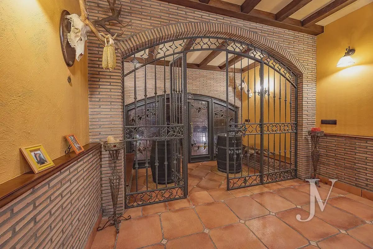 6 bedroom Villa for sale in El Casar with pool garage - € 1,600,000 (Ref: 9965641)