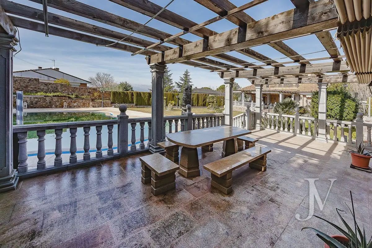 6 bedroom Villa for sale in El Casar with pool garage - € 1,600,000 (Ref: 9965641)