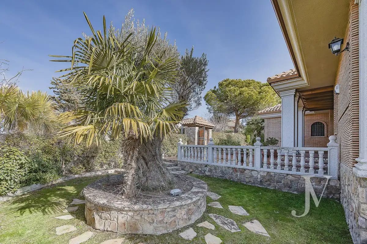 6 bedroom Villa for sale in El Casar with pool garage - € 1,600,000 (Ref: 9965641)