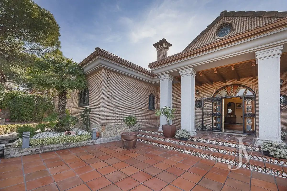 6 bedroom Villa for sale in El Casar with pool garage - € 1,600,000 (Ref: 9965641)