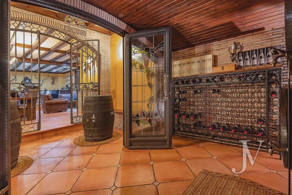 6 bedroom Villa for sale in El Casar with pool garage - € 1,600,000 (Ref: 9965641)