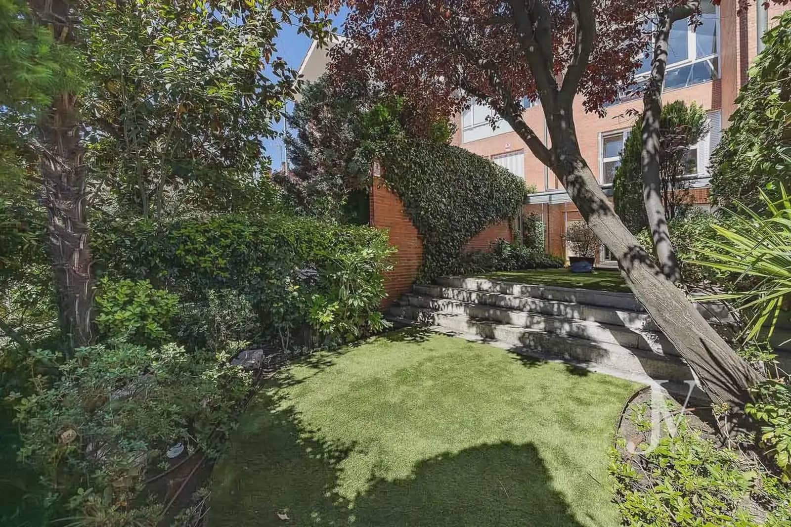5 quarto Moradia Geminada para arrendar em Madrid cidade com piscina garagem - 4 900 € (Ref: 9965643)