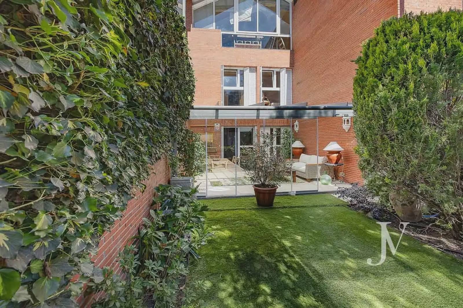 5 quarto Moradia Geminada para arrendar em Madrid cidade com piscina garagem - 4 900 € (Ref: 9965643)