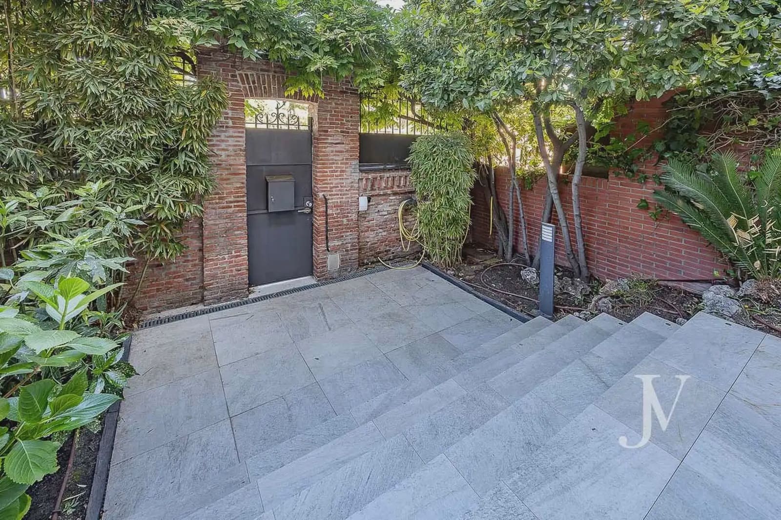 5 quarto Moradia Geminada para arrendar em Madrid cidade com piscina garagem - 4 900 € (Ref: 9965643)