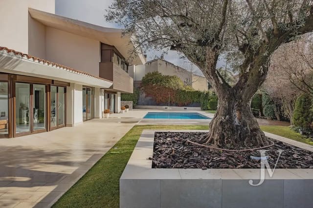 5 soverom Villa til salgs i Ciudad Universitaria, Madrid by med svømmebasseng garasje - € 3 800 000 (Ref: 9965646)