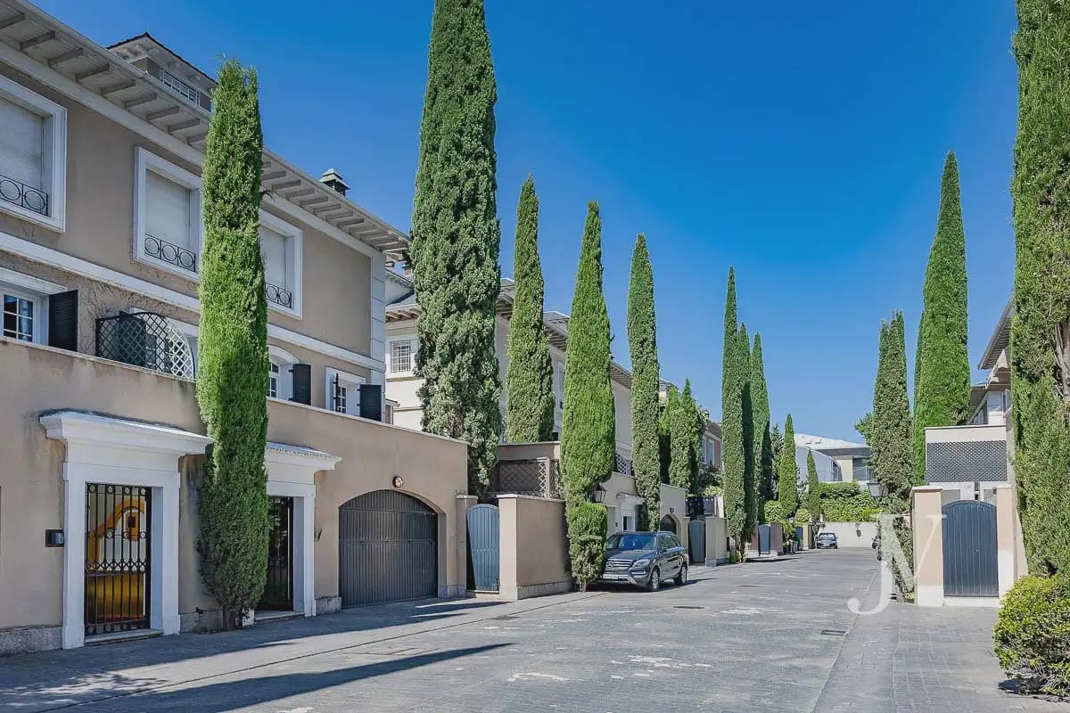 Pareado de 5 habitaciones en Madrid ciudad en venta con piscina garaje - 3.150.000 € (Ref: 9997516)
