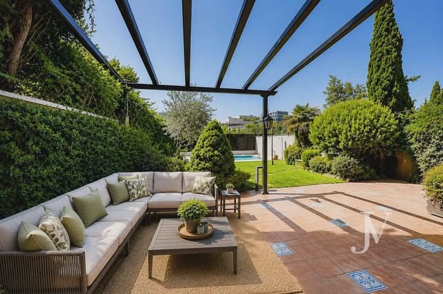 5 soverom Kjedet enebolig til salgs i Piovera, Madrid by med svømmebasseng garasje - € 3 150 000 (Ref: 9997516)