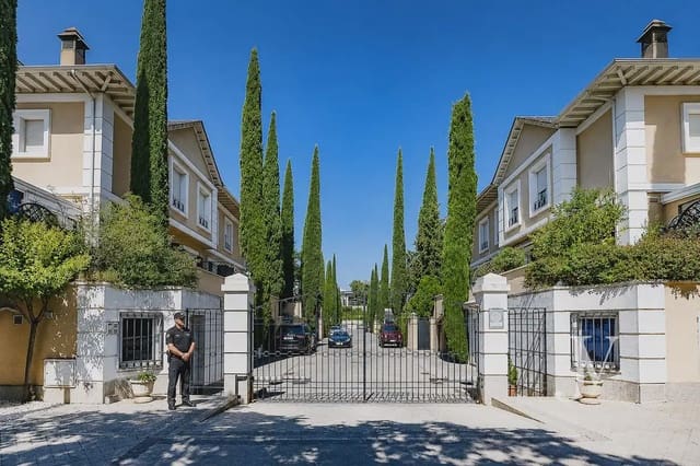 5 soverom Kjedet enebolig til salgs i Piovera, Madrid by med svømmebasseng garasje - € 3 150 000 (Ref: 9997516)