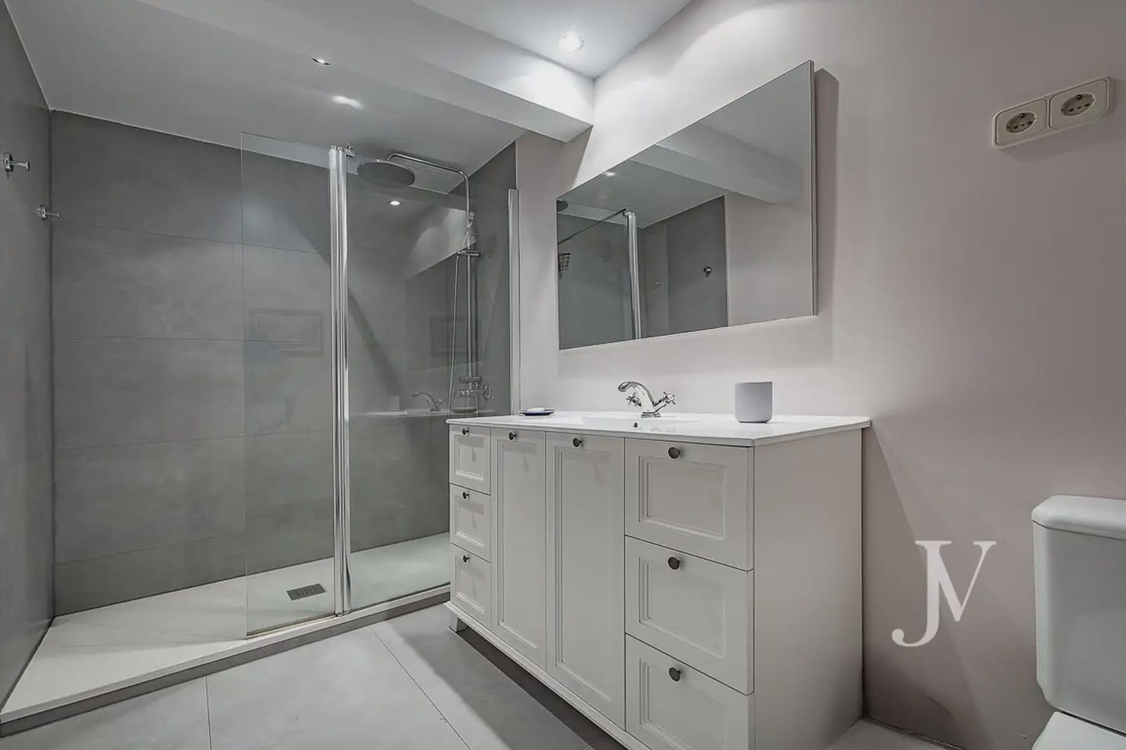 2 bedroom Penthouse for rent in Madrid city - € 2,300 (Ref: 9997596)
