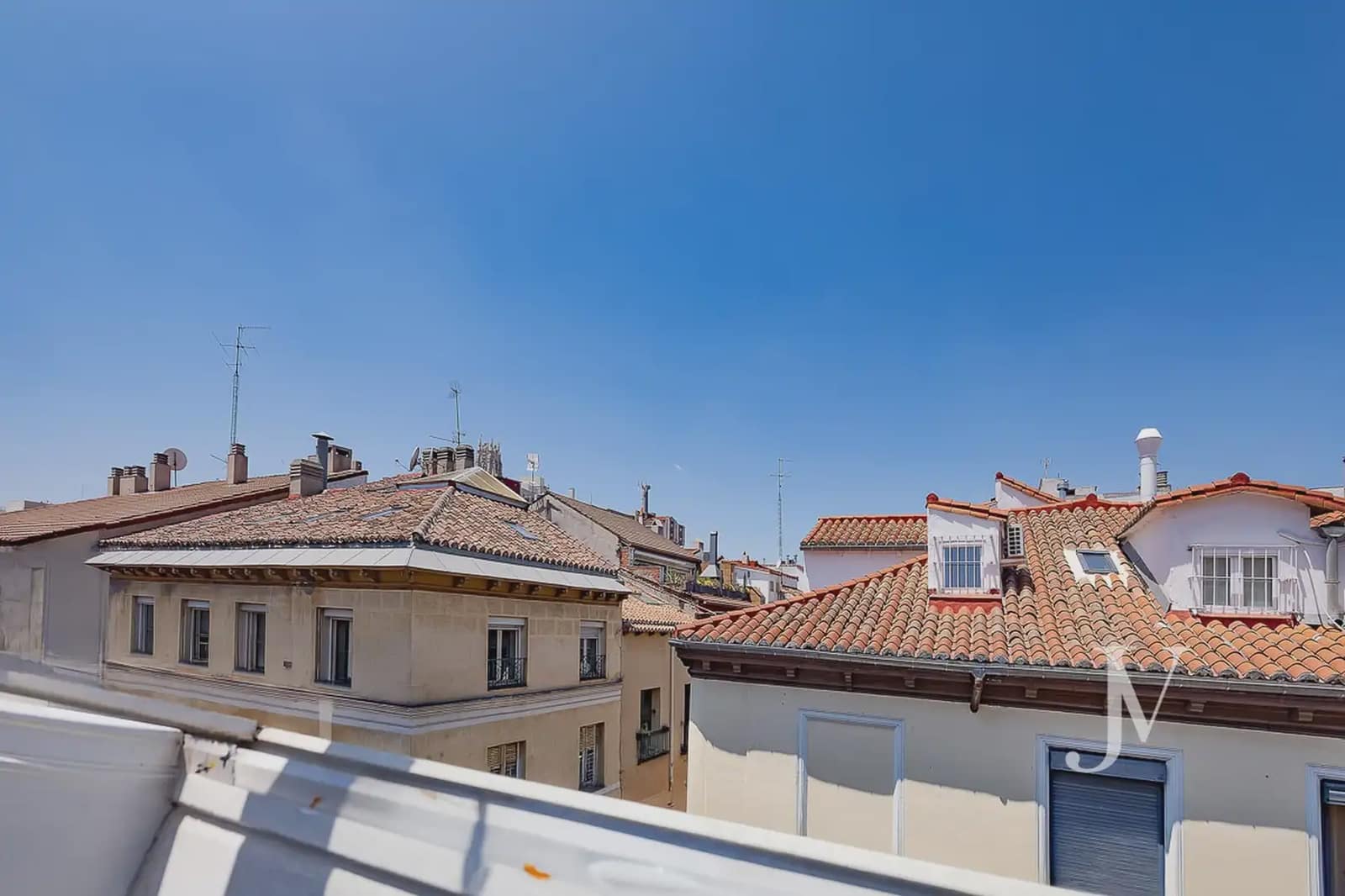2 bedroom Penthouse for rent in Madrid city - € 2,300 (Ref: 9997596)