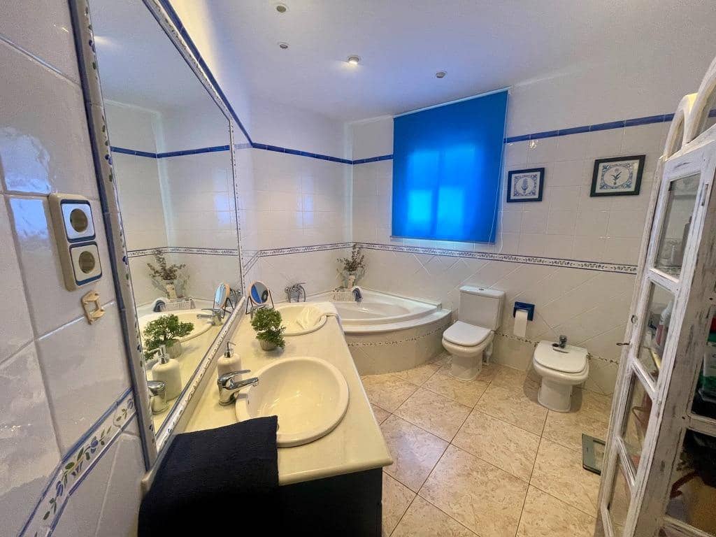 5 bedroom Townhouse for sale in Benicarlo with garage - € 291,000 (Ref: 9591901)