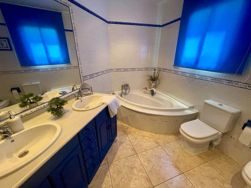 5 bedroom Townhouse for sale in Benicarlo with garage - € 291,000 (Ref: 9591901)