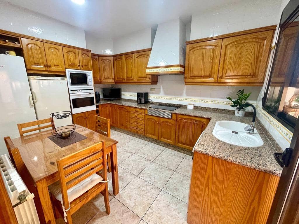 5 bedroom Townhouse for sale in Benicarlo with garage - € 291,000 (Ref: 9591901)