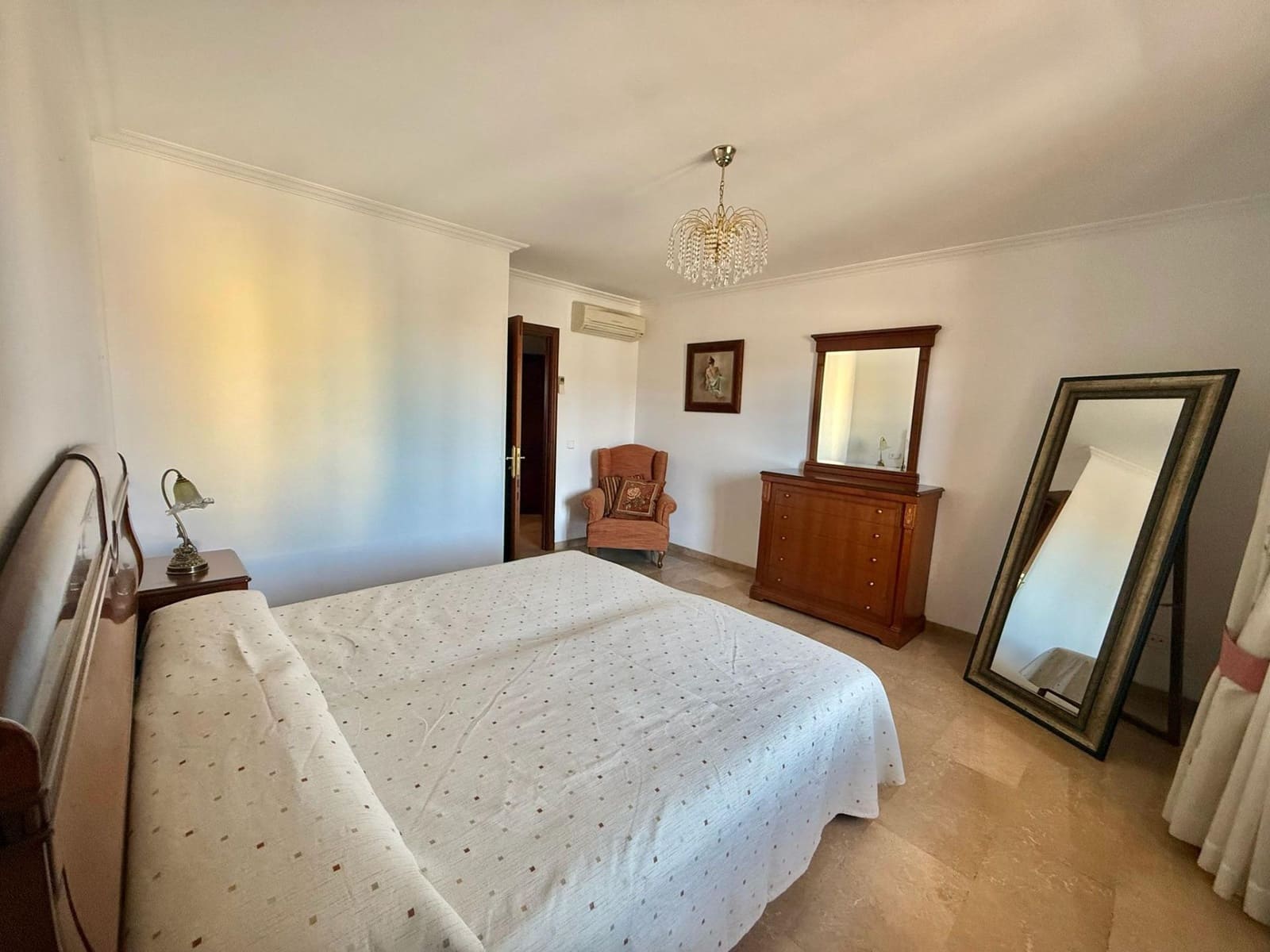 5 bedroom Villa for rent in Son Ferriol with garage - € 2,800 (Ref: 9839224)