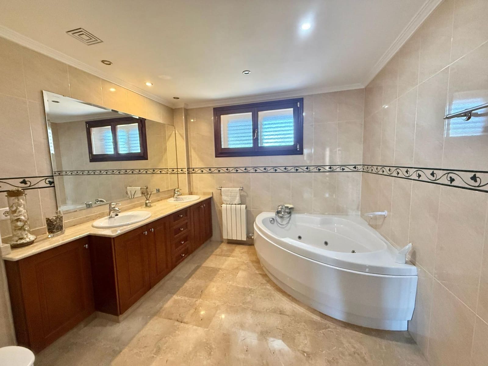 5 bedroom Villa for rent in Son Ferriol with garage - € 2,800 (Ref: 9839224)