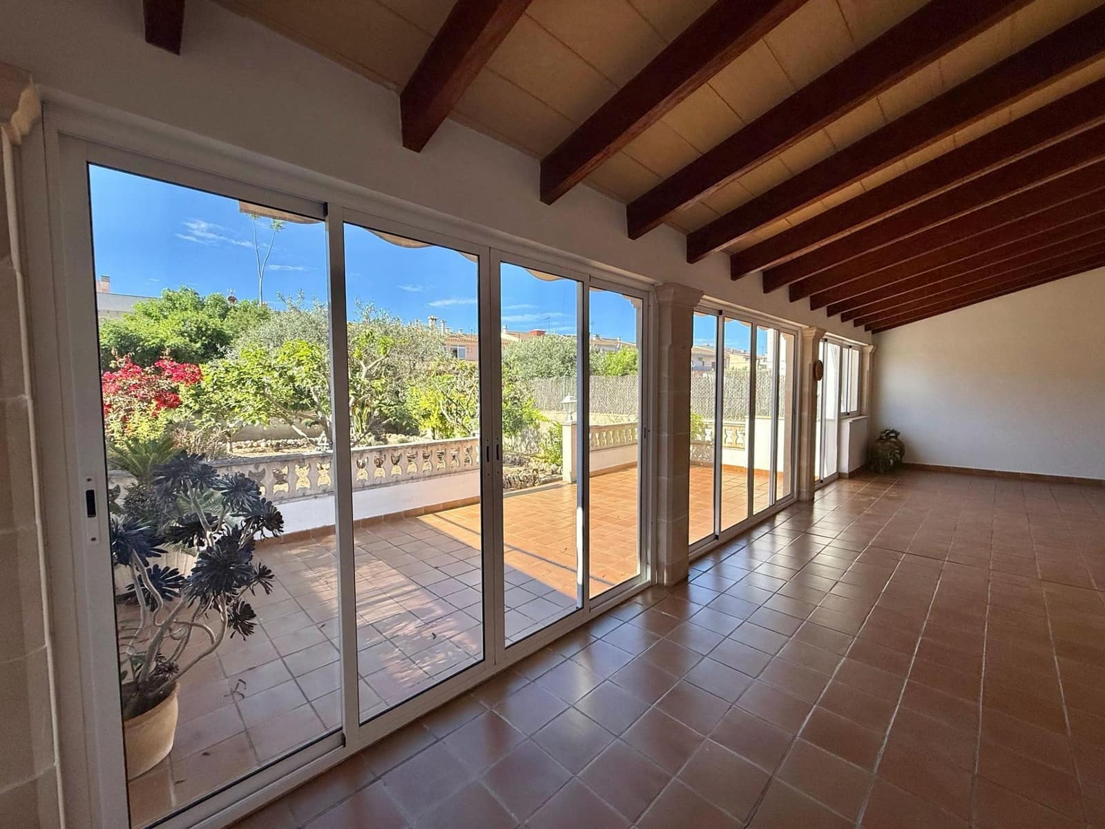 5 bedroom Villa for rent in Son Ferriol with garage - € 2,800 (Ref: 9839224)