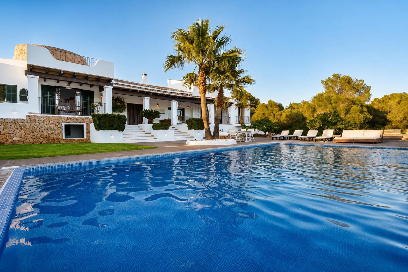 6 bedroom Villa for sale in Puntiro with pool garage - € 4,900,000 (Ref: 9973307)