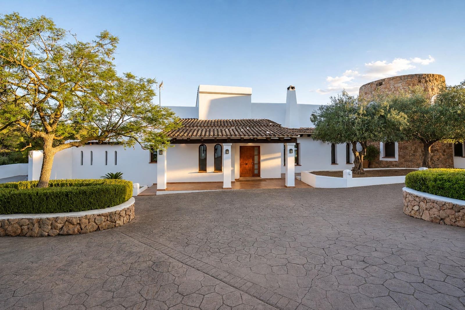 6 bedroom Villa for sale in Puntiro with pool garage - € 4,900,000 (Ref: 9973307)