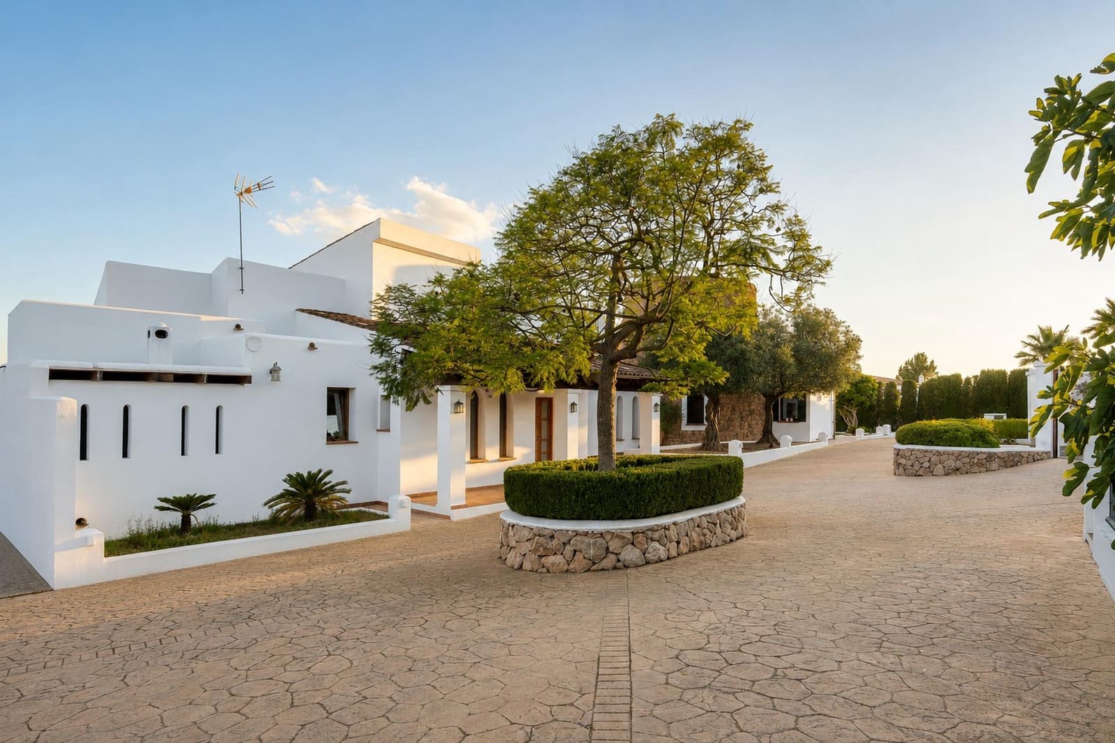 6 bedroom Villa for sale in Puntiro with pool garage - € 4,900,000 (Ref: 9973307)