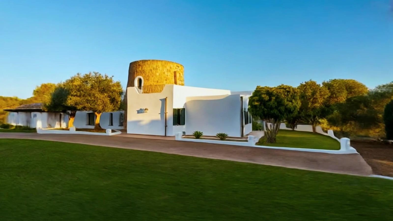 6 bedroom Villa for sale in Puntiro with pool garage - € 4,900,000 (Ref: 9973307)