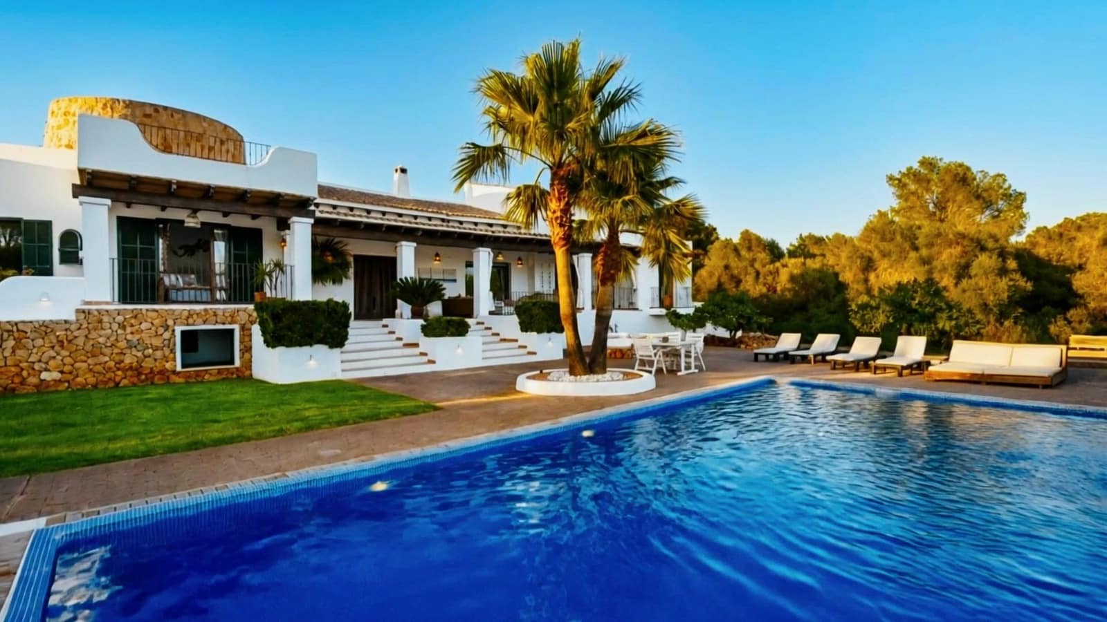 6 bedroom Villa for sale in Puntiro with pool garage - € 4,900,000 (Ref: 9973307)