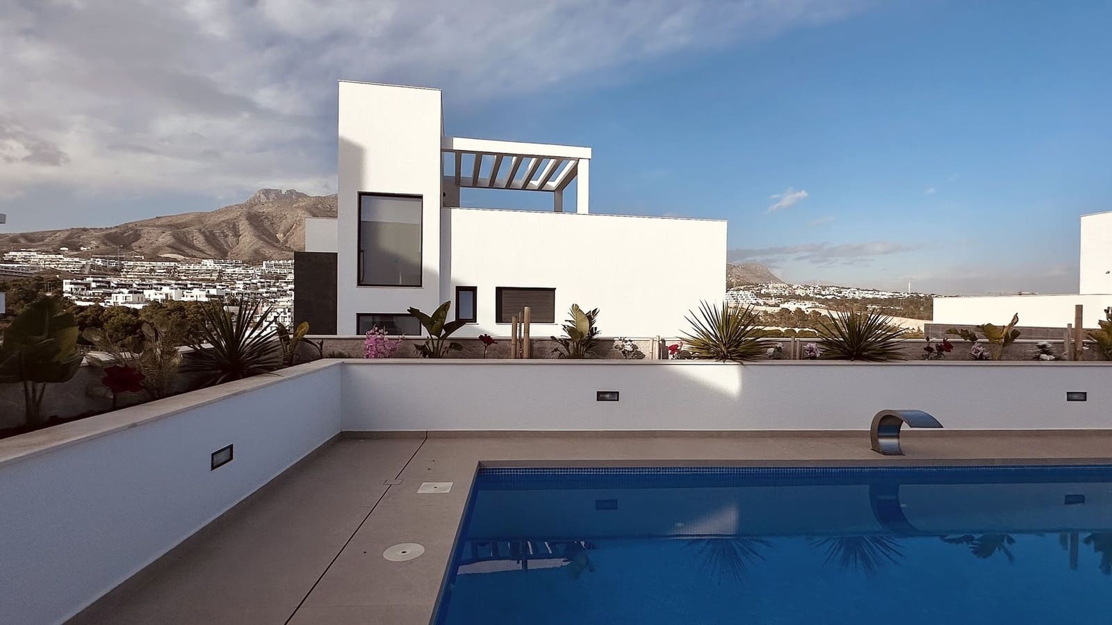 4 bedroom Villa for sale in Finestrat with pool garage - € 1,090,000 (Ref: 9239281)