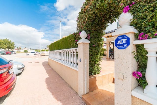 3 soverom Kjedet enebolig til salgs i Orihuela med svømmebasseng - € 279 000 (Ref: 9779976)