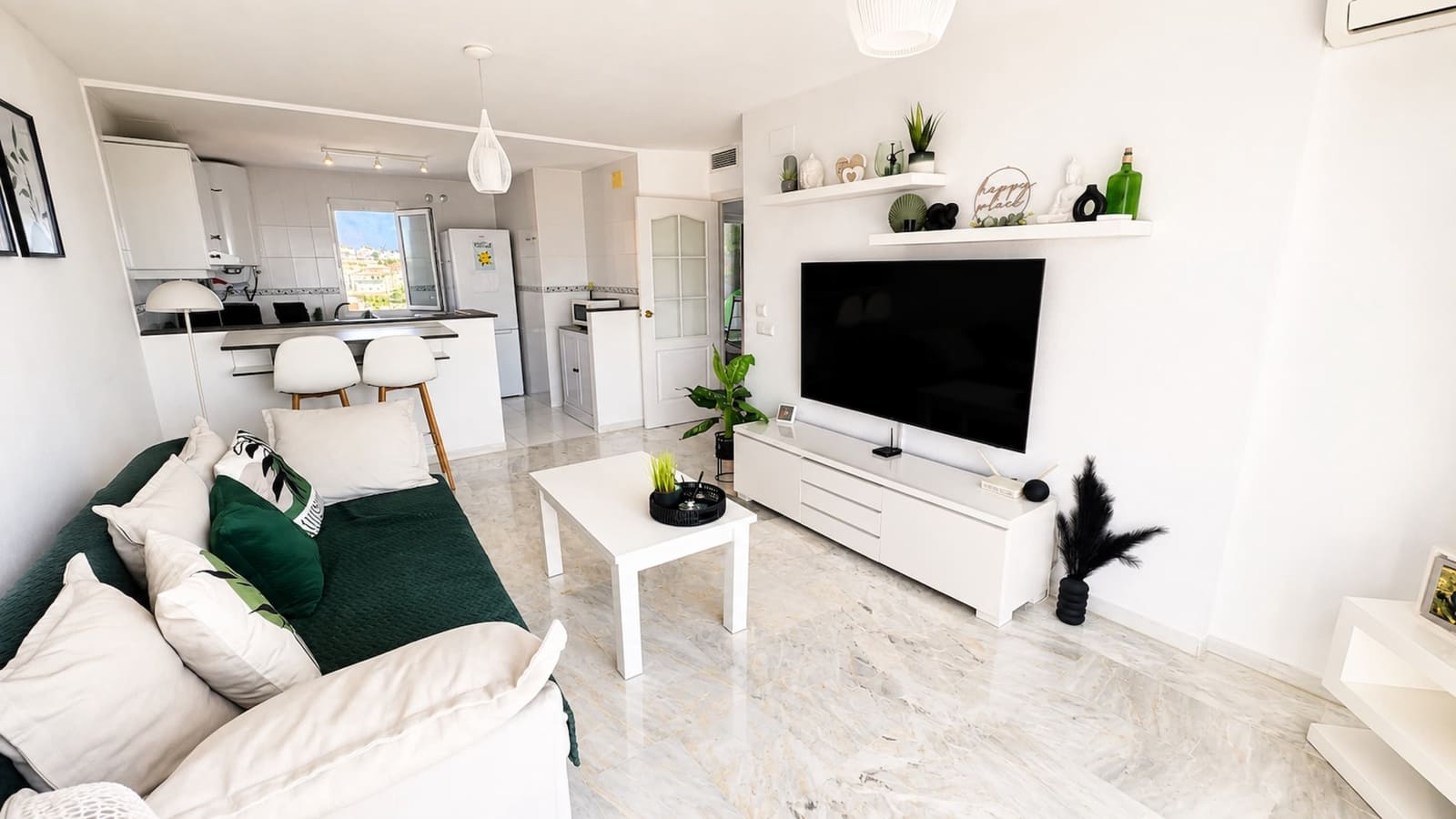 1 soverom Penthouse til salgs i Manilva med svømmebasseng garasje - € 240 000 (Ref: 10048922)
