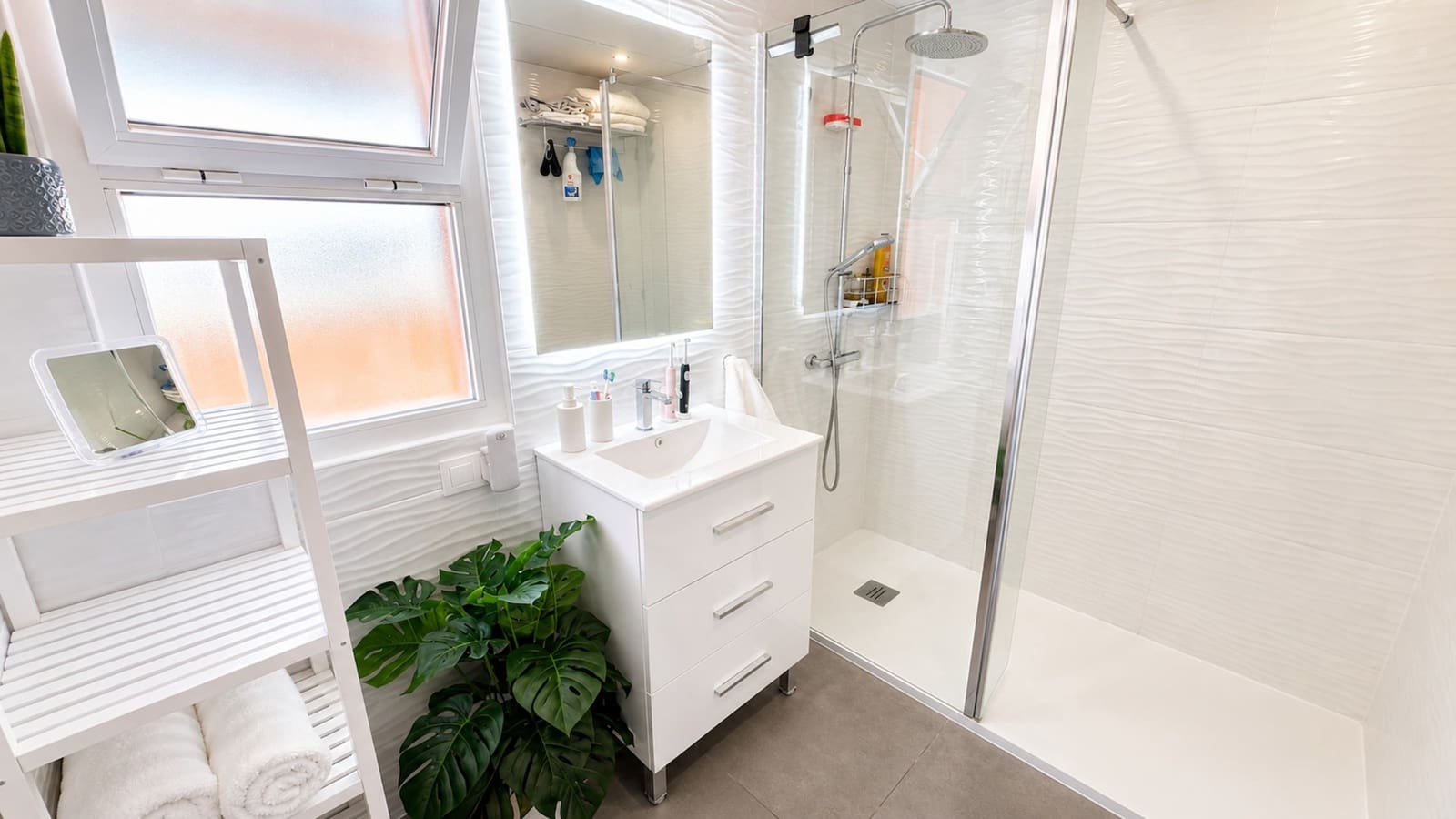 1 soverom Penthouse til salgs i Manilva med svømmebasseng garasje - € 240 000 (Ref: 10048922)
