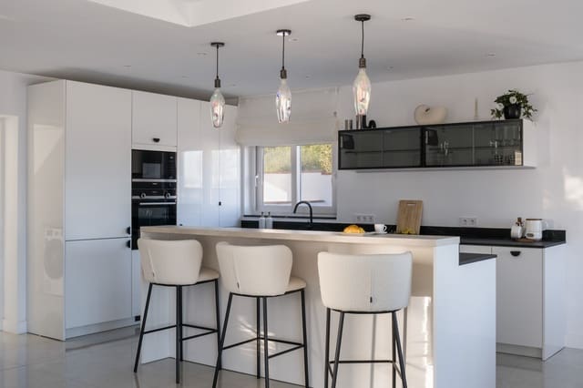 4 soveværelse Villa til salg i Manilva med swimmingpool garage - € 1.100.000 (Ref: 9057441)