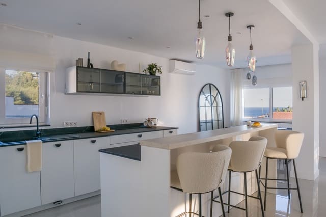 4 soveværelse Villa til salg i Manilva med swimmingpool garage - € 1.100.000 (Ref: 9057441)