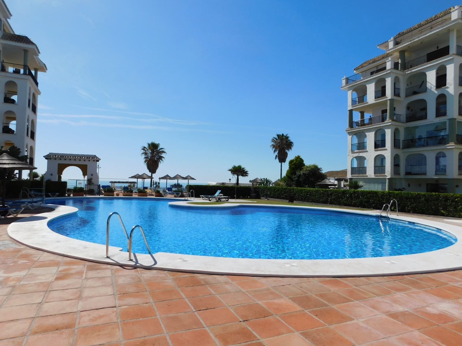 3 sypialnia Apartament na sprzedaż w Manilva z basenem garażem - 365 000 € (Ref: 9057444)