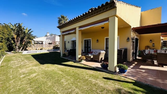 Chalet de 3 habitaciones en Manilva en venta con piscina - 960.000 € (Ref: 9057448)