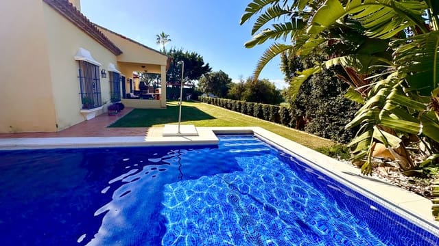 Chalet de 3 habitaciones en Manilva en venta con piscina - 960.000 € (Ref: 9057448)