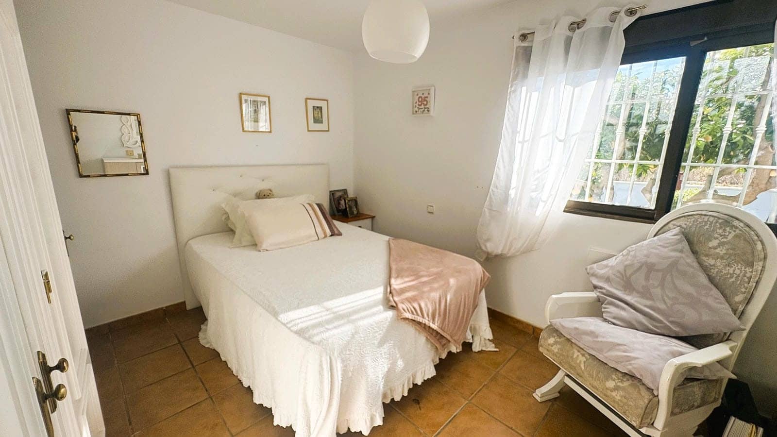 Chalet de 2 habitaciones en Casares en venta con piscina - 369.500 € (Ref: 9497129)