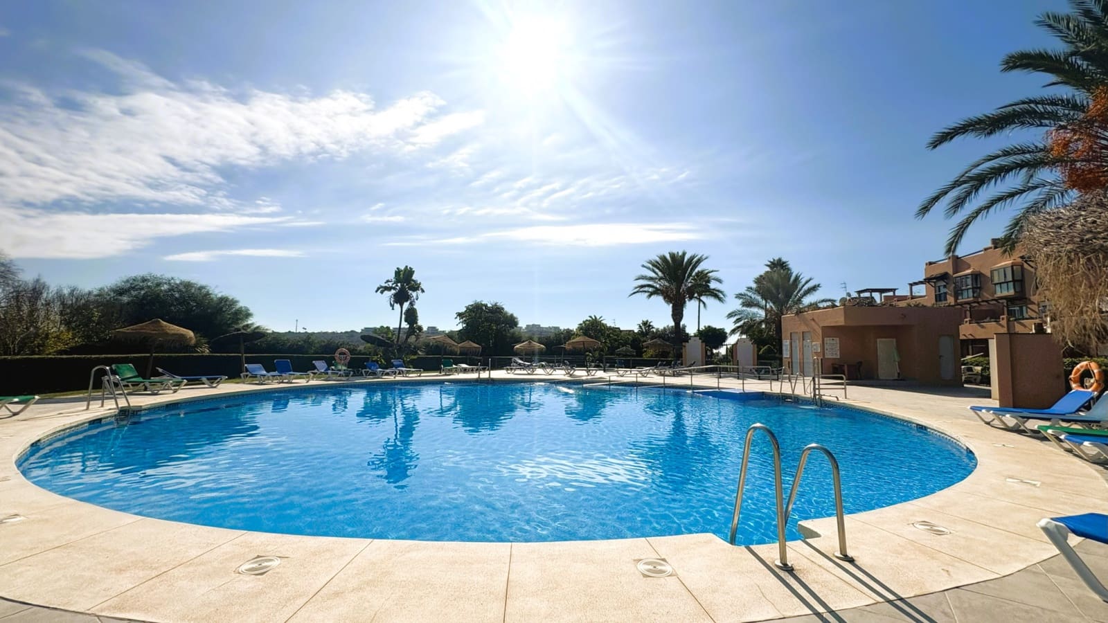 Apartamento de 2 habitaciones en Casares en venta con piscina garaje - 245.000 € (Ref: 9582639)