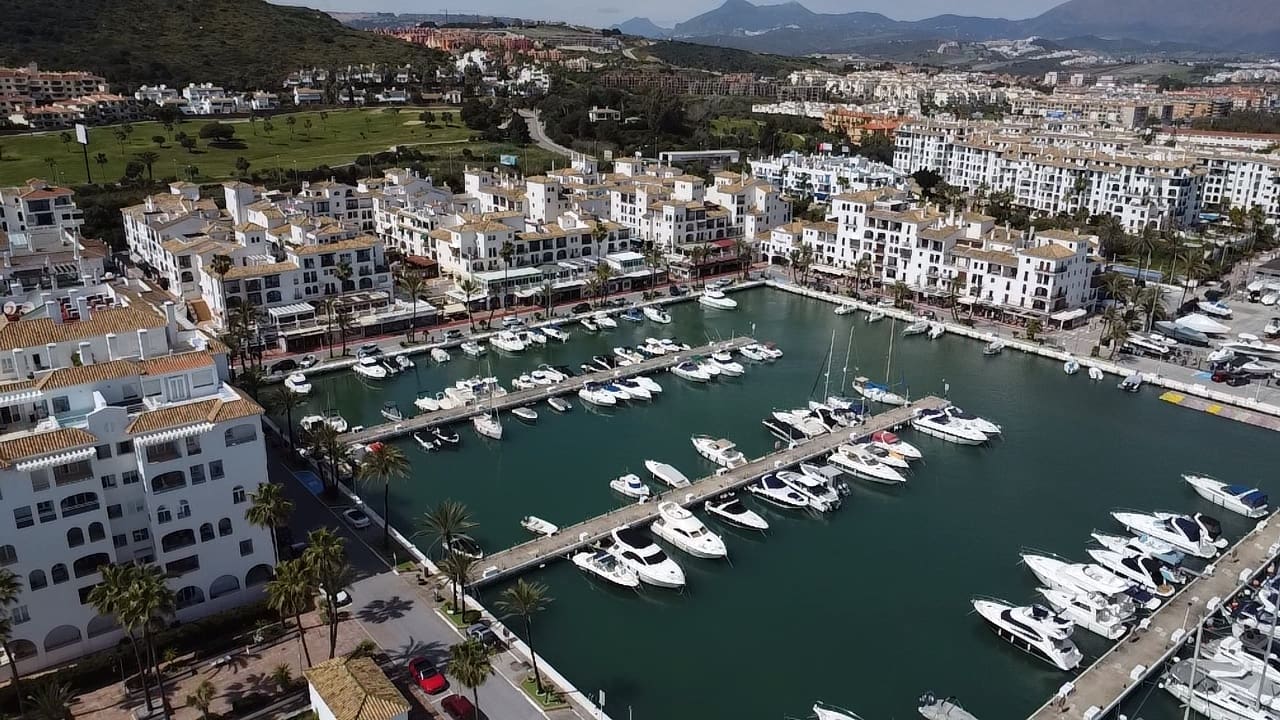2 quarto Apartamento para venda em La Duquesa / Puerto de la Duquesa com piscina garagem - 295 000 € (Ref: 9701485)