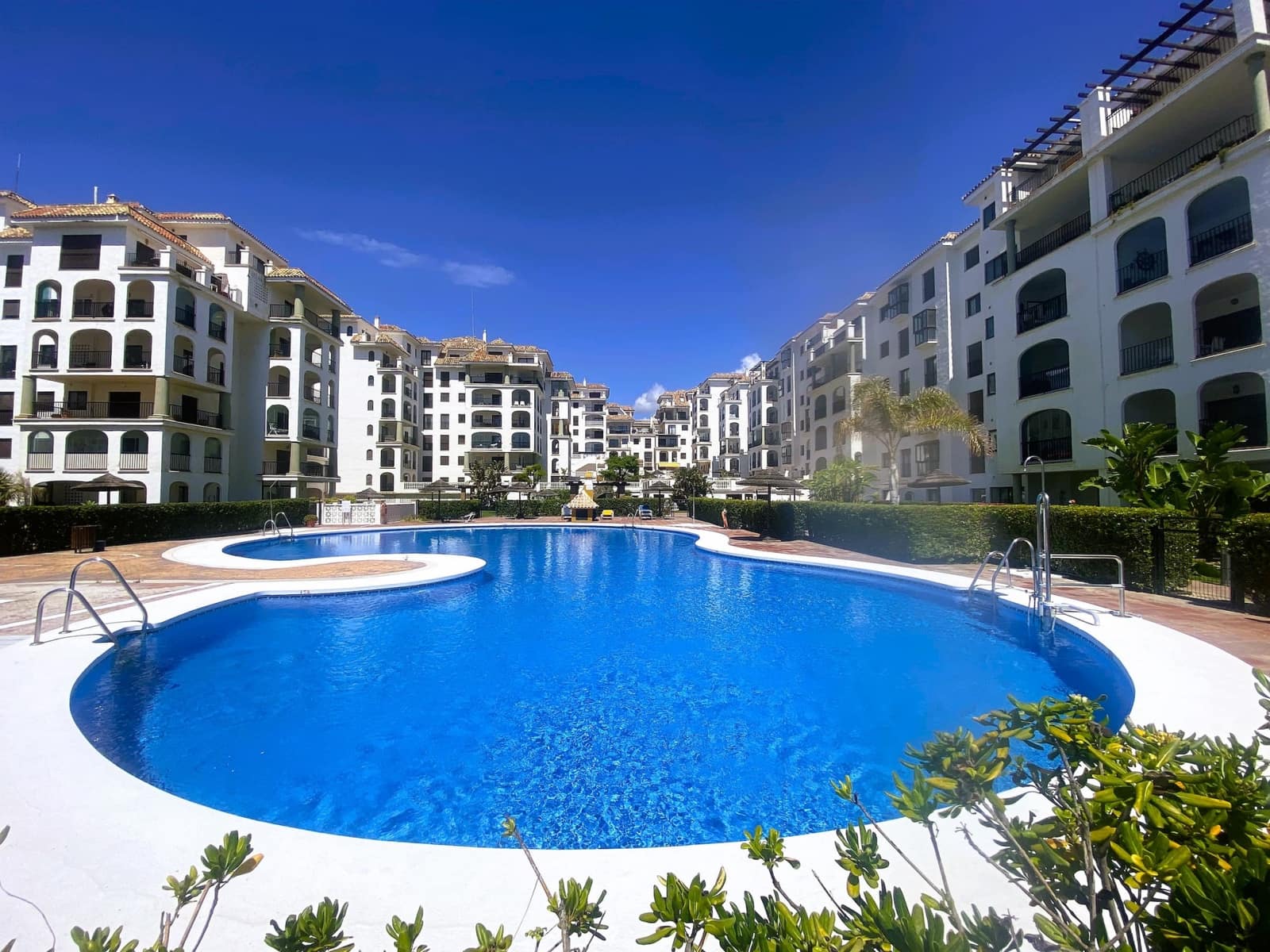2 bedroom Apartment for sale in La Duquesa / Puerto de la Duquesa with pool garage - € 295,000 (Ref: 9701485)