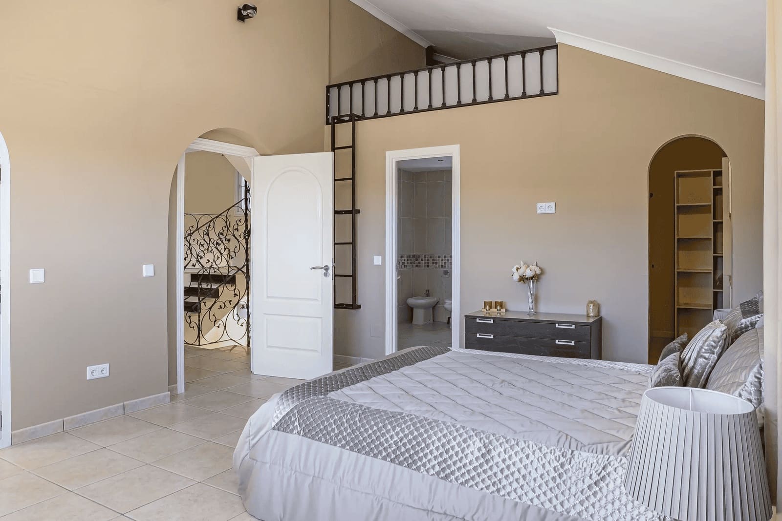 4 slaapkamer Villa te koop in Estepona met zwembad garage - € 1.500.000 (Ref: 9811403)