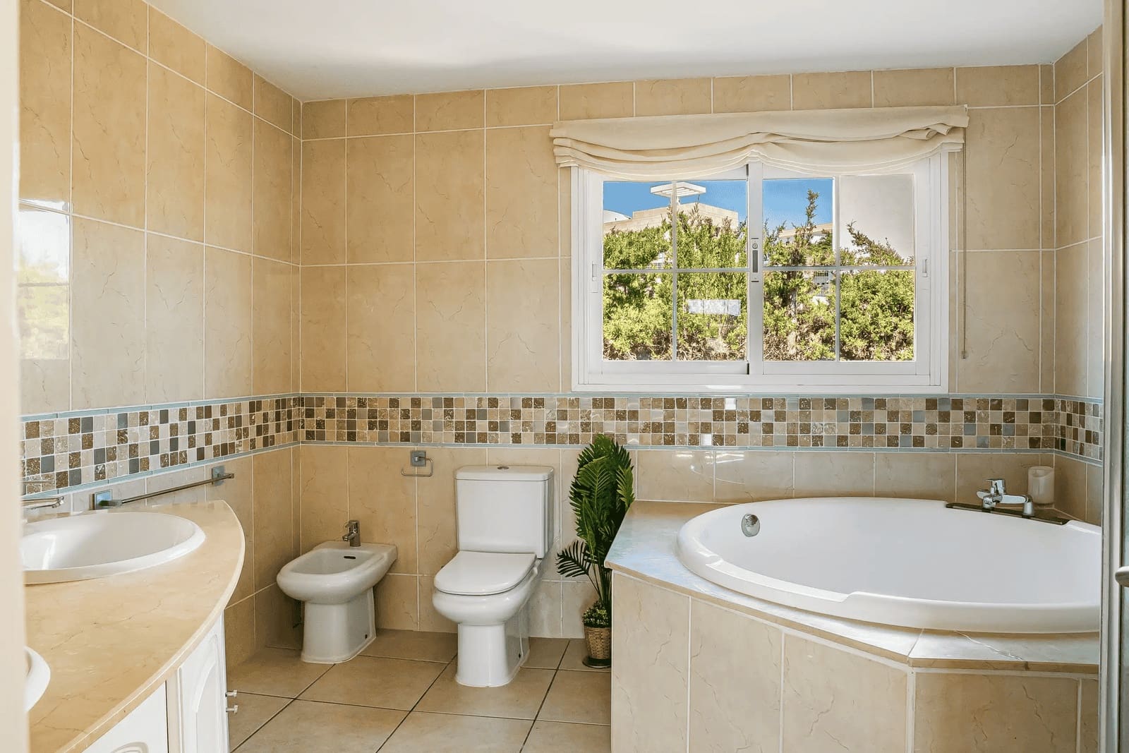 4 slaapkamer Villa te koop in Estepona met zwembad garage - € 1.500.000 (Ref: 9811403)