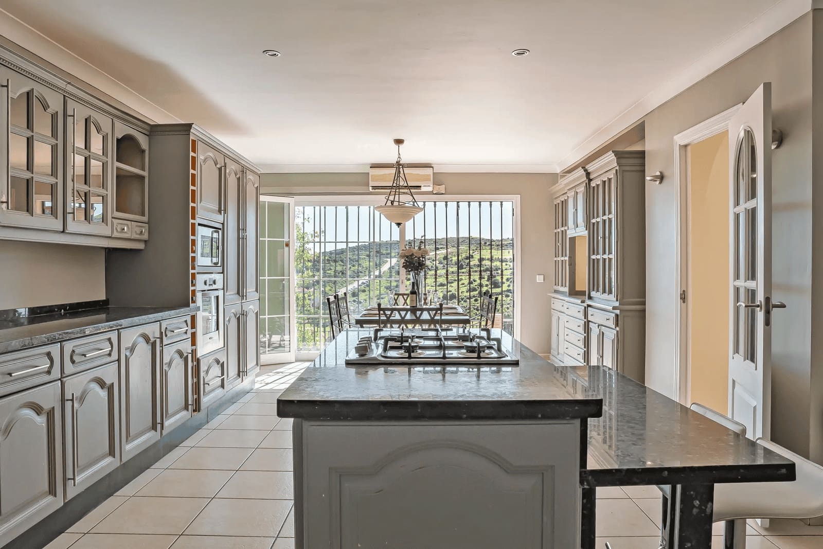 4 slaapkamer Villa te koop in Estepona met zwembad garage - € 1.500.000 (Ref: 9811403)