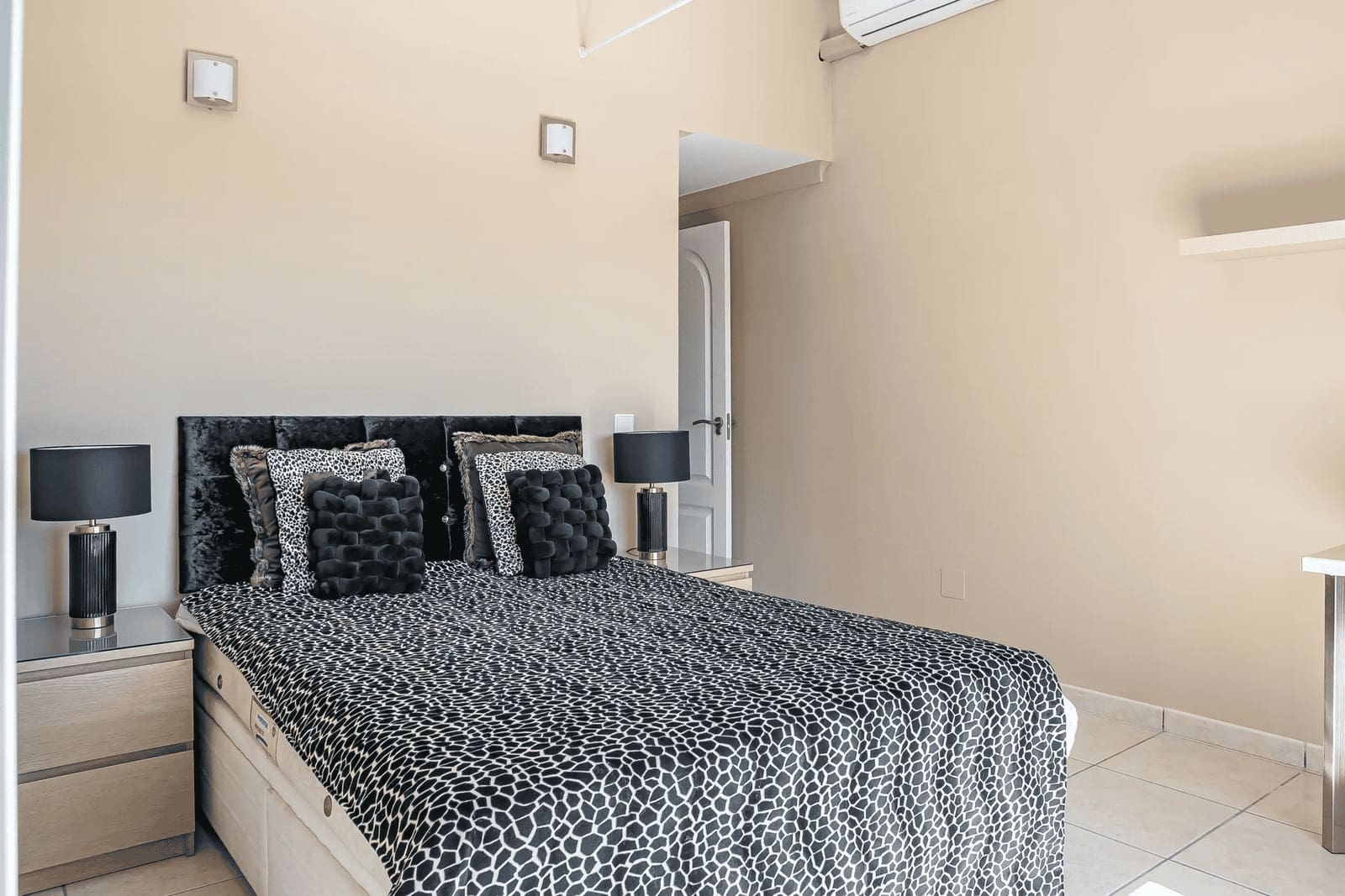 4 slaapkamer Villa te koop in Estepona met zwembad garage - € 1.500.000 (Ref: 9811403)