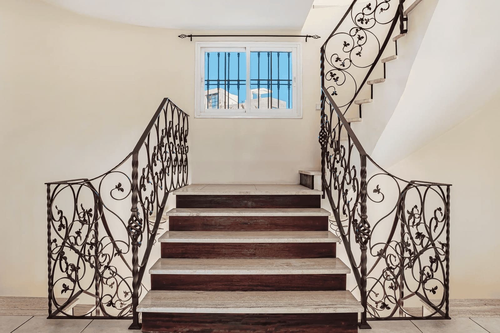 4 slaapkamer Villa te koop in Estepona met zwembad garage - € 1.500.000 (Ref: 9811403)