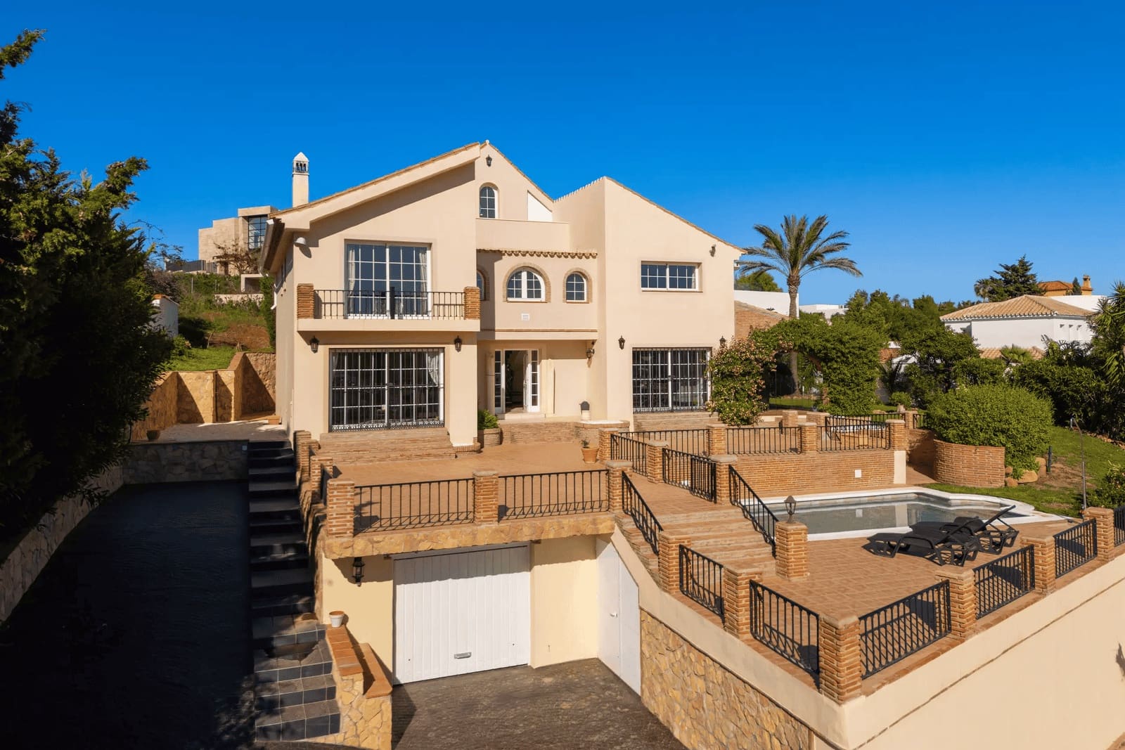 4 slaapkamer Villa te koop in Estepona met zwembad garage - € 1.500.000 (Ref: 9811403)